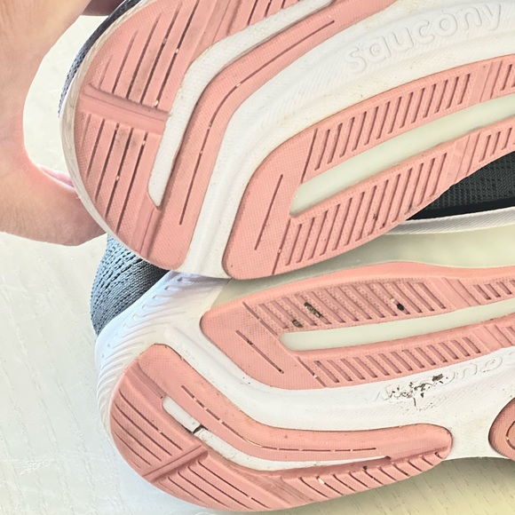 Saucony running shoes - Picture 2 of 6